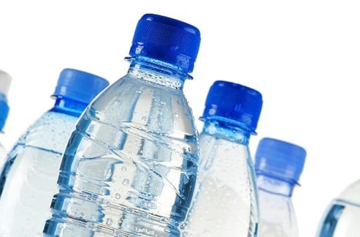 Successo dell'acqua in bottiglia in America, attenzione per la salute
