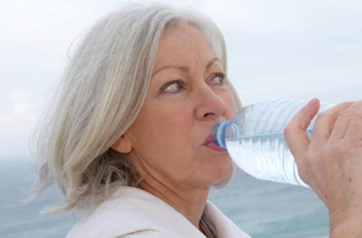 L'Importanza dell'Acqua Durante la Menopausa