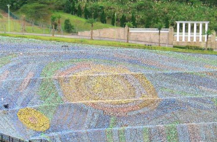 A Taiwan un mosaico da Guinness fatto con 4 milioni di bottiglie di plastica_alt tag