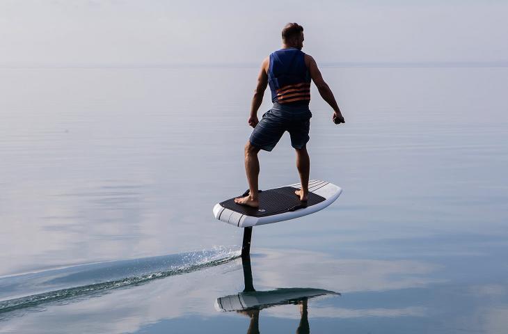 Volare sull’acqua? È possibile grazie ai surf elettrici - In a Bottle