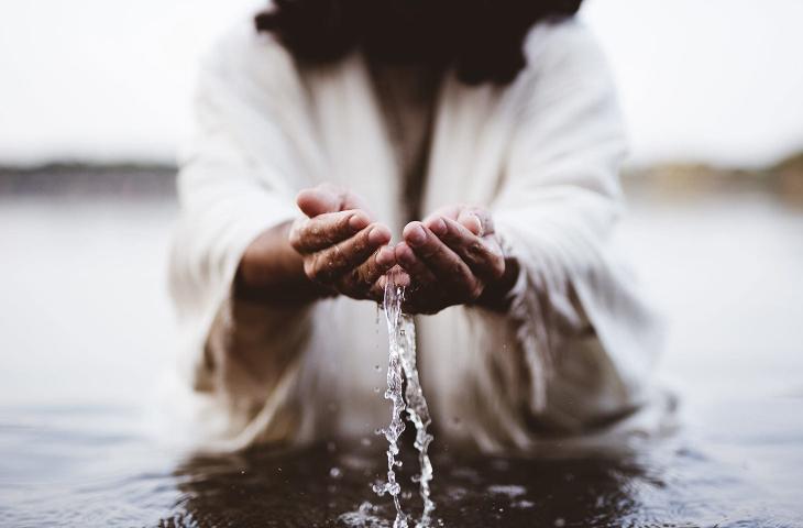 Pasqua, l’acqua come simbolo di vita e rinascita nel cristianesimo - In a Bottle