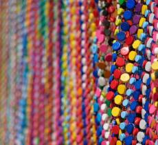 Alison McDonald, l’artista che trasforma la plastica in arte – In a Bottle