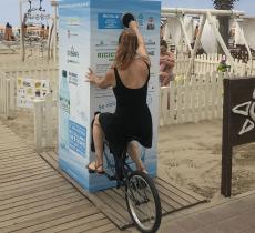 Eco-compattatori e “ricyclette” in spiaggia per un’estate più sostenibile