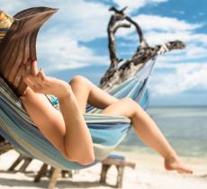 Scopri tic e manie degli italiani in spiaggia alt_tag