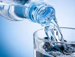 Il 60% degli inglesi beve solo un bicchiere d'acqua al giorno