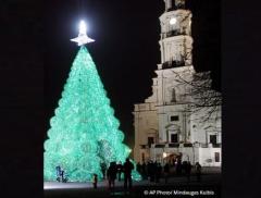 A Mosca l'albero di Natale fatto con bottiglie di plastica