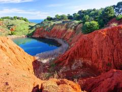 Lago di Bauxite in Salento: lo spettacolo del lago rosso di Otranto