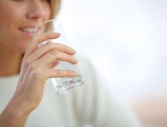 I benefici di bere acqua appena svegli, a stomaco vuoto per “lavare via” le tossine
