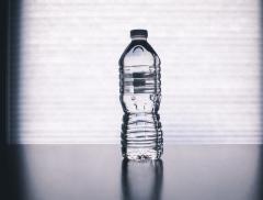 Bottle flip challenge, il gioco con le bottiglie di plastica