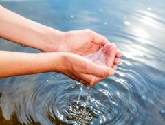 “Dona acqua, salva una vita”: la campagna di Oxfam per garantire acqua pulita