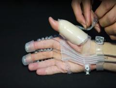 Exo-Glove Poly, guanto robotico per degenti e invalidi 