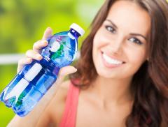 I 10 motivi per cui bisogna bere acqua ogni mattina