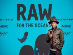 I jeans fatti con la plastica che rendono “happy” Pharell Williams_alt tag