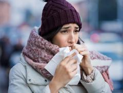 Influenza e raffreddore si combattono con idratazione e riposo 