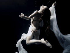 Jose G Cano, il fotografo che ritrae le donne sott'acqua 