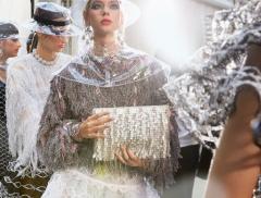 La plastica sfila in passerella con Karl Lagerfeld per Chanel 