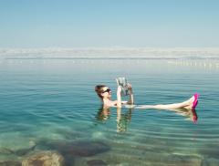 Perché nel Mar Morto si galleggia più facilmente? - In a Bottle 