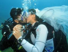 Sposarsi sott’acqua, lo speciale “Si” nelle acque pugliesi - In a Bottle
