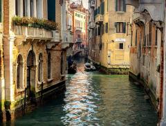 “Se l’acqua ride”, l’avventura al tramonto di un mondo che corre sull’acqua osservato dagli occhi di un bambino - In a Bottle