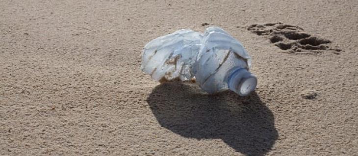 La raccolta differenziata si fa anche al mare