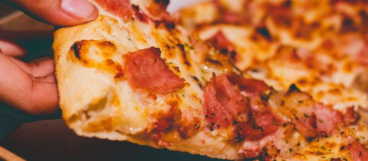 Acqua e pizza: l’equilibrio perfetto per un alimento di qualità e salutare