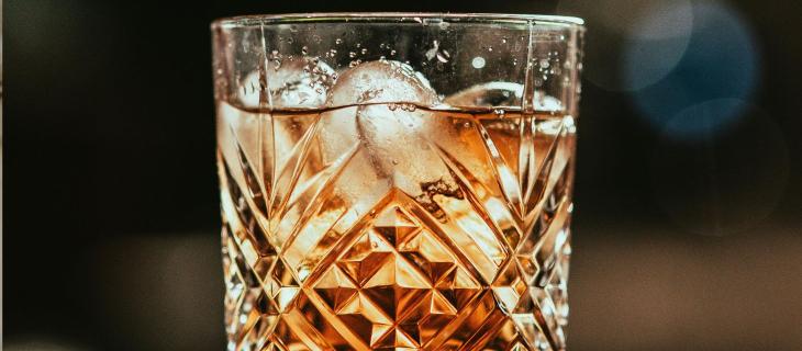 L’arte del ghiaccio perfetto: forme, tecniche e perché cambiano il gusto di un drink