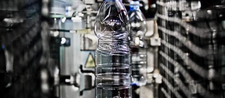 Bottiglie d'acqua in PET: dimezzato il peso medio 