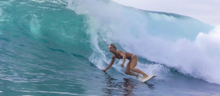 La storia di Bethany Hamilton, surfista con un braccio solo a cavalcare le onde - In a Bottle
