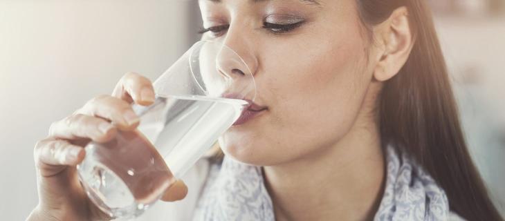 L'importanza dell'acqua nel corpo umano: funzioni, benefici e come mantenersi idratati