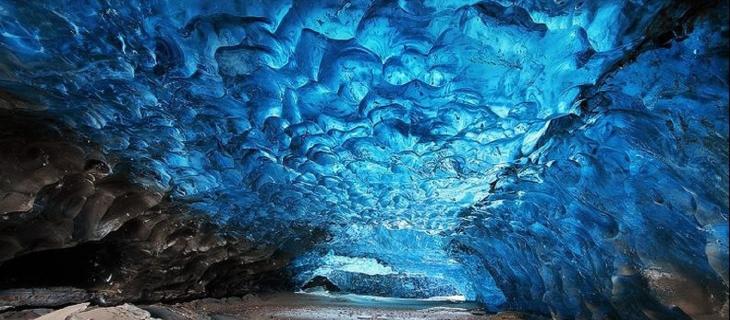 Le cave di ghiaccio islandesi che incantano il mondo 