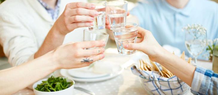 Natale, tre buoni motivi per bere acqua durante i pranzi e le cene delle Feste - In a Bottle
